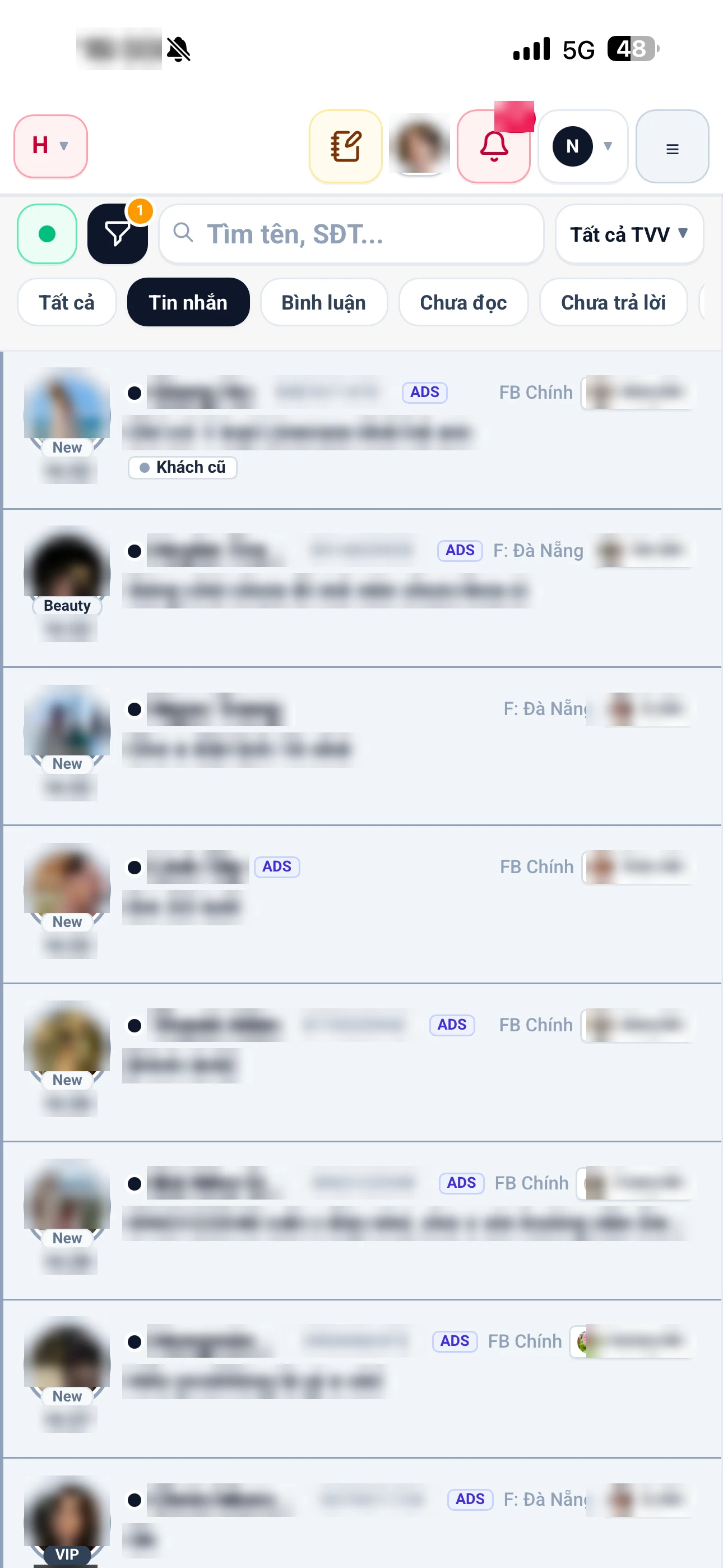 Hộp thư hợp nhất trên điện thoại, tên khách và nội dung đã được làm mờ
